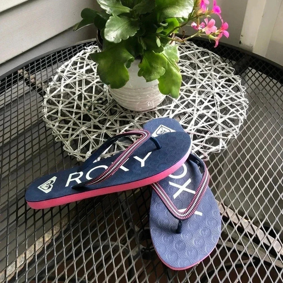 Women’s Roxy Blue & Pink flip flops - Picture 2 of 3